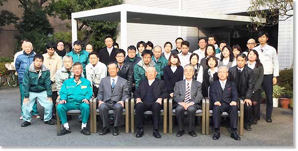 社員一同 社屋前にて
